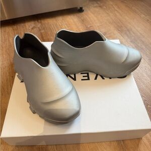 Givenchy monumental mallow